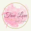

True Love nasce dal vero amore che ci unisce, dalla passione che mettiamo nel nostro lavoro. Siamo una piccola attività familiare, creata nel 2016, che nel tempo si è evoluta restando sempre al passo con le tecniche e tecnologie più attuali: siamo in grado di soddisfare una grande varietà di richieste per quanto riguarda la personalizzazione con stampa, incisione e taglio.

Tutto ciò ci rende una realtà dinamica, sempre pronta ad accettare le sfide che il mercato ci pone, riuscendo a coniugare creatività e concretezza per realizzare sempre i desideri dei nostri clienti, anche i più esigenti.
